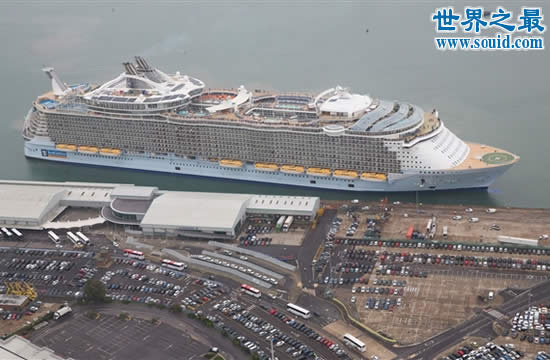 世界上最大的邮轮，海洋绿洲(比美国航母还大)(www.gifqq.com)