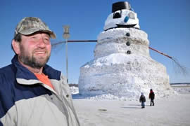 世界上最大最高的雪人，老汉堆出16米高雪人(图)