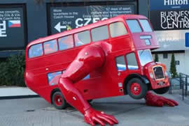 世界上最千奇百怪的公交车，长机械手的公交车