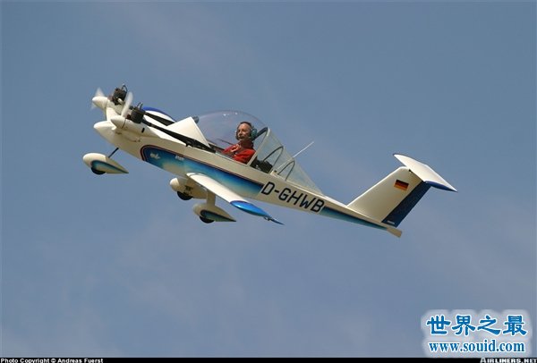 世界上最小的飞机仅长3米，只要10万人民币(www.gifqq.com)