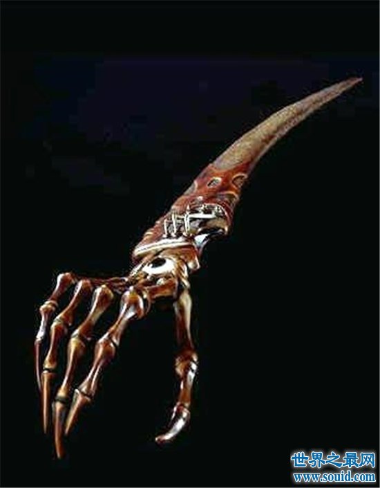 鬼手刀制作者带着仇恨制作，用儿子的肋骨做刀刃(www.gifqq.com)