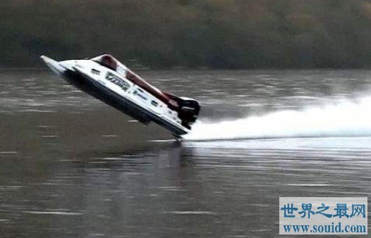 能在水中飞驰的汽车，速度比汽艇还快(www.gifqq.com)