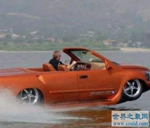 能在水中飞驰的汽车，速度比汽艇还快(www.gifqq.com)