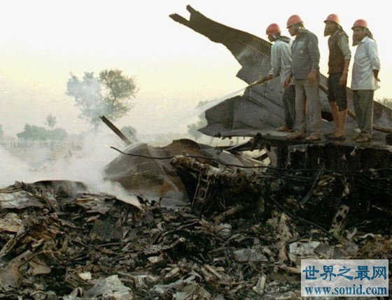 史上死伤最惨重的空难，是两架飞机相撞事故(www.gifqq.com)