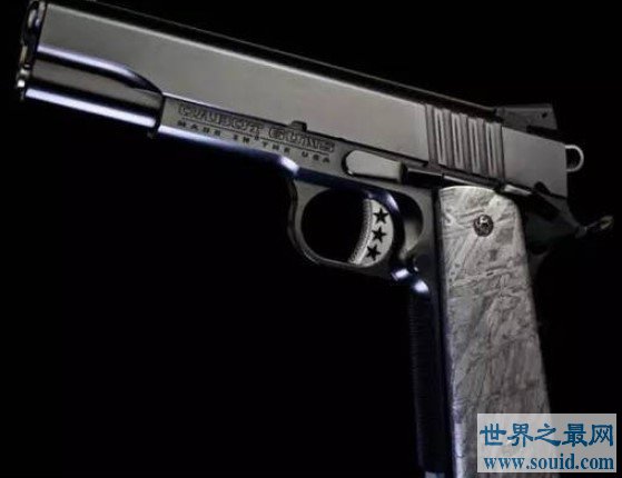 美国枪店购买的百年名枪M1911 陨石制作一把售价近十万(www.gifqq.com)