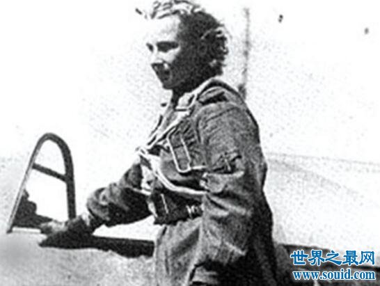 世界上第一位女性王牌飞行员，击落敌机最多的女性(www.gifqq.com)
