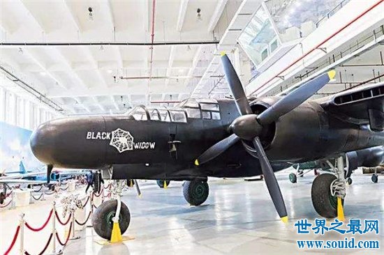 P-61堪称美国首架夜间作战机，可坐三人的重型战斗机(www.gifqq.com)