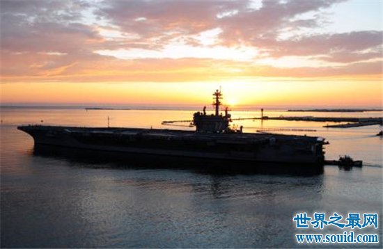 世界上最大的潜艇军事基地，美国诺福克海军基地的辉煌！(www.gifqq.com)