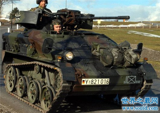 世界最小的装甲车，就像个越野车可真是小巧玲珑(www.gifqq.com)