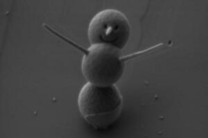 世界上最小的雪人不到3微米，相当于一根头发厚度的1/25