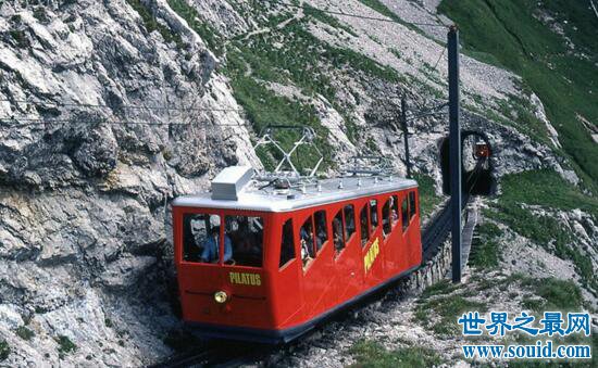 世界上最陡铁路，瑞士皮拉图斯山铁路(坡度为48%)(www.gifqq.com)