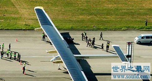 世界上最早的太阳能飞机，表面装有500个太阳能光电池(www.gifqq.com)