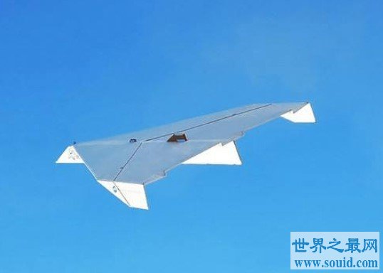 世界上最大的纸飞机，长达13.71米(www.gifqq.com)