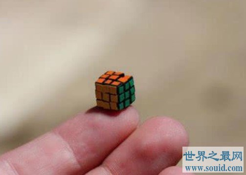 世界上最小的魔方，边长就只有5.4毫米(www.gifqq.com)