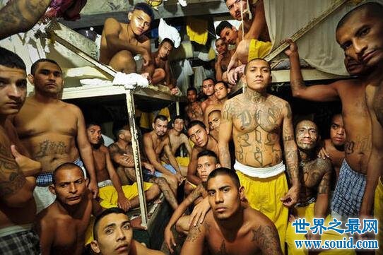 世界上最凶残的监狱，萨尔瓦多(垃圾桶里都是尸体)(www.gifqq.com)