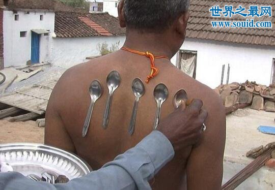 世界上最有吸引力的男人，印度男子可以黏住金属(www.gifqq.com)