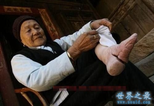 中国第一个缠足的女人，祸害中国千年女性(www.gifqq.com)