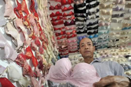 世界上收藏胸罩最多的人，中国男子收藏5000个