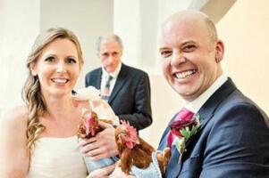 史上最奇葩的婚礼，美国一对夫妇的伴娘竟是两只鸡