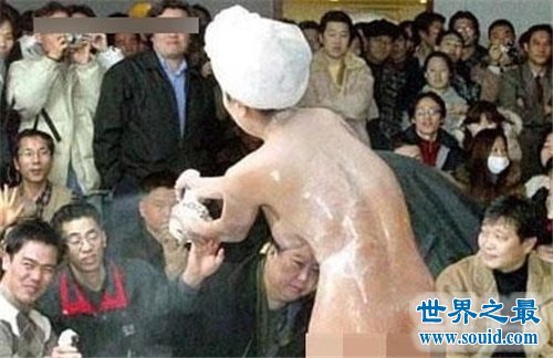 中国最疯狂的10个女人，美女大街脱衣强奸男人(www.gifqq.com)