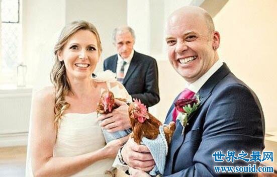 史上最奇葩的婚礼，美国一对夫妇的伴娘竟是两只鸡(www.gifqq.com)