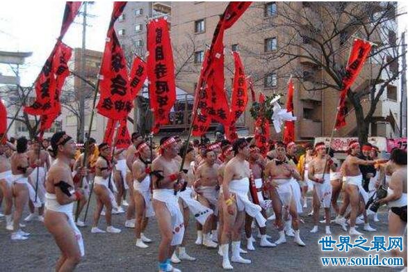 日本最奇葩的风俗光屁股节，大街上全是白花花的屁股(www.gifqq.com)