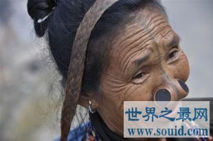 世界第一奇葩部落, 女人都自愿毁容, 还在鼻子上挖洞插木塞(www.gifqq.com)