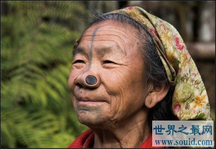世界第一奇葩部落, 女人都自愿毁容, 还在鼻子上挖洞插木塞
