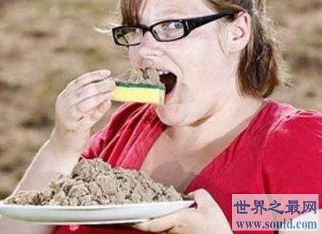 英国最奇葩女孩儿吃海绵成瘾，一周最少吃两大块(www.gifqq.com)