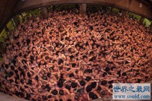 日本最奇葩的节日，裸体节(www.gifqq.com)