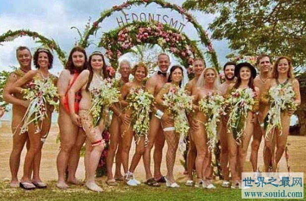 世界上最奇葩的婚礼，新郎新娘全裸上阵(www.gifqq.com)