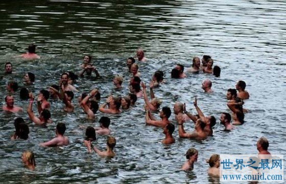世界最奇特的游泳比赛，全是赤裸的一场赛事(www.gifqq.com)
