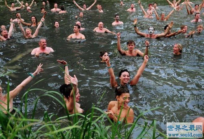 世界最奇特的游泳比赛，全是赤裸的一场赛事(www.gifqq.com)