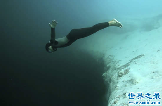 人类潜水最深纪录，深达332米(人类潜水极限)(www.gifqq.com)