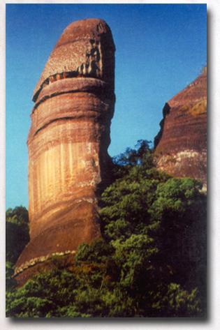 世界上最大的阴道，丹霞山阴元石(www.gifqq.com)