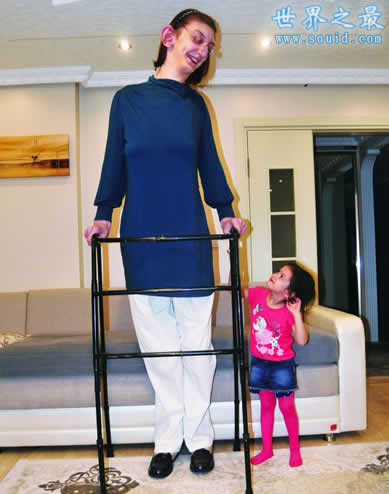 世界最高少女，17岁身高达2.14米(www.gifqq.com)