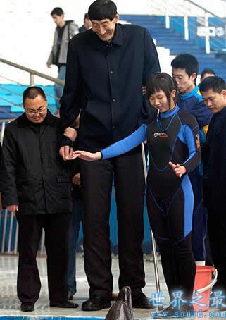 世界上最高的人，盘点8个世界最高的人(3.17米)(www.gifqq.com)