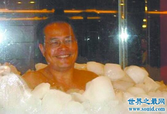 世界上最不怕冷的人，王金图在冰中呆长达100分钟(www.gifqq.com)