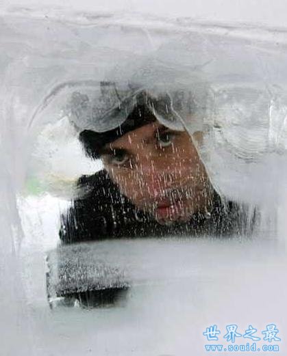 世界上最不怕冷的人，冰块中生存120分钟(www.gifqq.com)