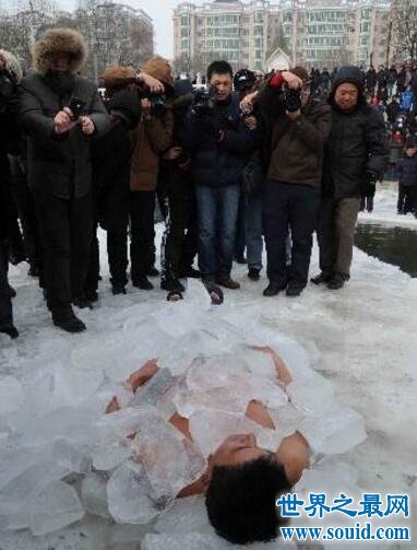 世界上最不怕冷的人，王金图在冰中呆长达100分钟(www.gifqq.com)