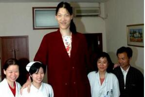 世界最高的女人姚德芬，身高2米36(世界纪录保持者)