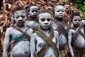 世界上最原始的部落，俾格米人(8岁性生活/母乳化妆)