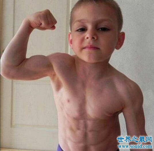 世界最强壮男孩，朱利亚诺·斯特勒(3岁全身肌肉)(www.gifqq.com)