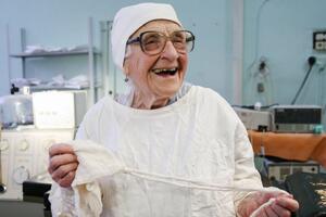 世界最老外科医生，89岁天天做4台手术