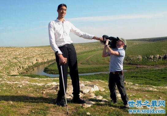世界第一高人，苏尔坦·科森超越鲍喜顺(高达2.4米)(www.gifqq.com)