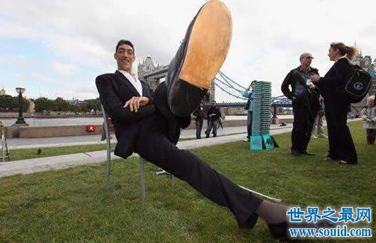 世界第一高人，苏尔坦·科森超越鲍喜顺(高达2.4米)(www.gifqq.com)