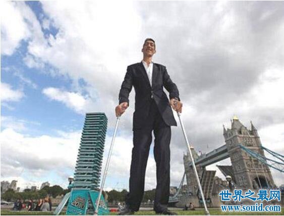 世界上最高的人苏尔坦·科森，纪录保持者(2.47米)(www.gifqq.com)