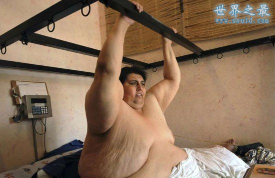 世界上最胖的男人曼努埃尔·乌里韦，重达1194斤(www.gifqq.com)
