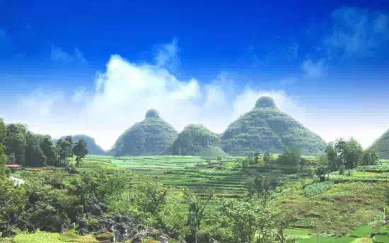 丹霞山阴元石，被称世界上最大的＂阴DAO＂(高10米)(www.gifqq.com)