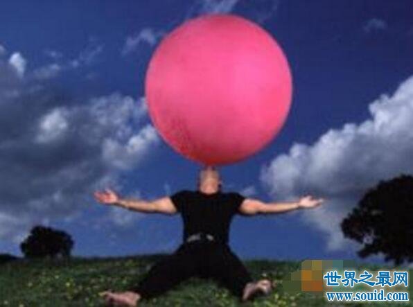 世界上最大的肺活量，吹出直径2.44米重1000克气球(www.gifqq.com)